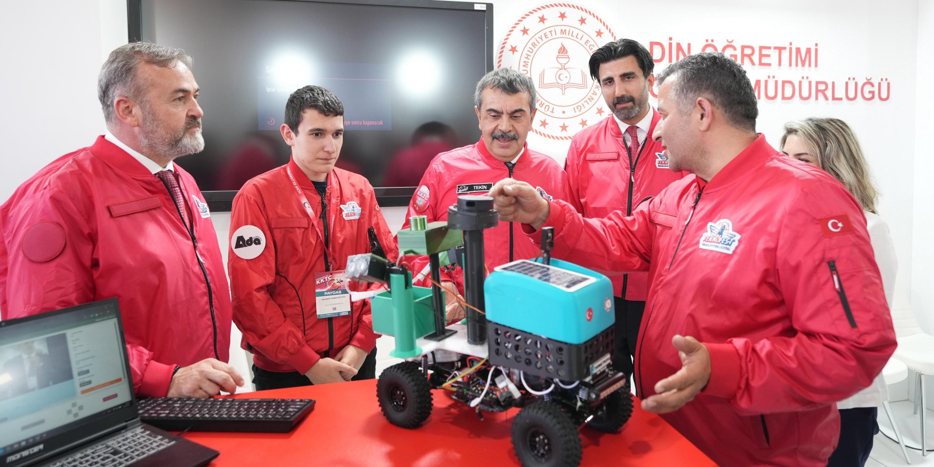 BAKAN TEKİN, KKTC'DE DÜZENLENEN TEKNOFEST'TE ÖĞRENCİLERLE BİR ARAYA GELDİ