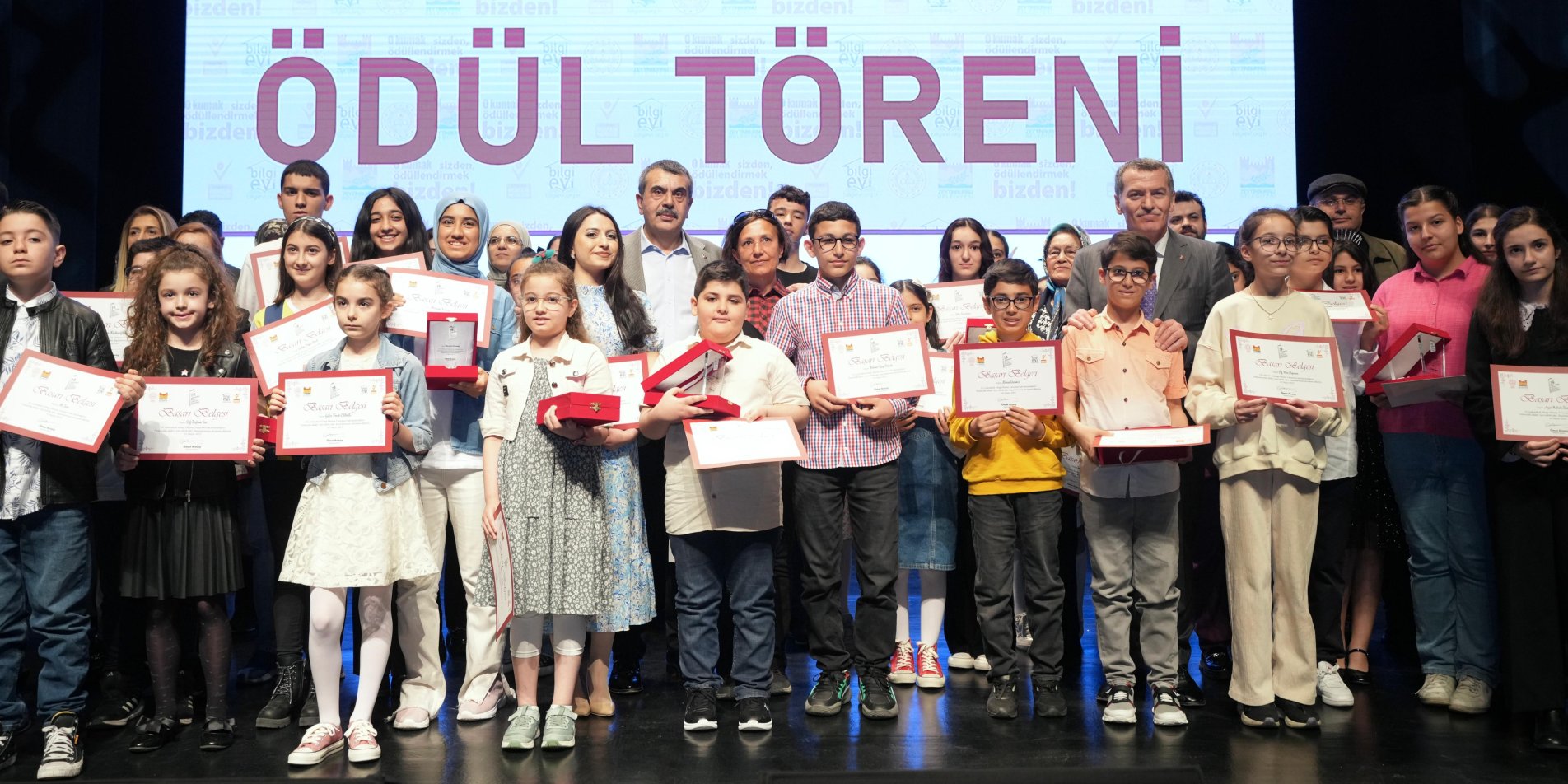 BAKAN TEKİN, İSTANBUL'DA KİTAP OKUMA YARIŞMASININ ÖDÜL TÖRENİNE KATILDI