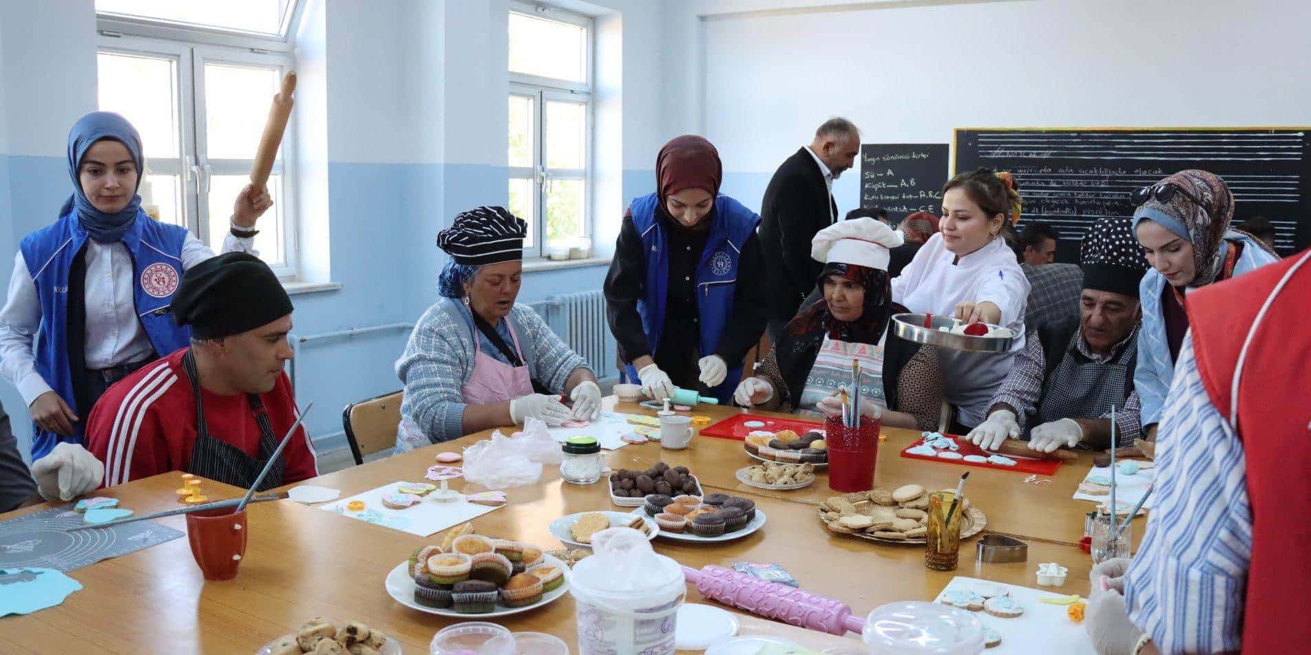 Erzincan'da Özel Gereksinimli Bireyler Pasta ve Kurabiye Yaparak Sosyalleşiyor